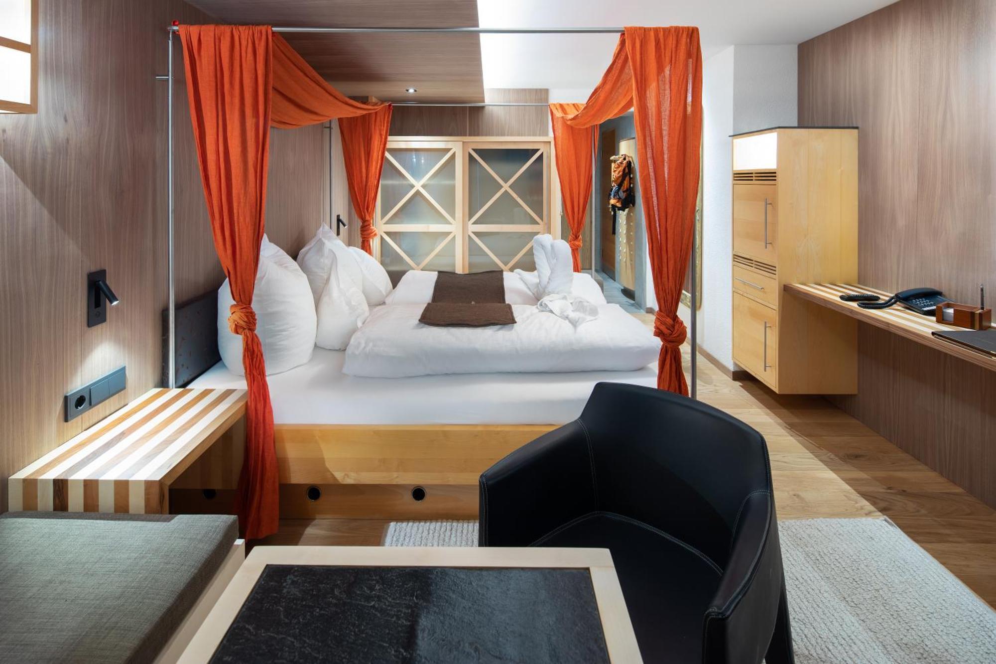 Hotel Goldener Adler - Im Sommer Silvretta Card Premium Inkludiert イシュグル エクステリア 写真