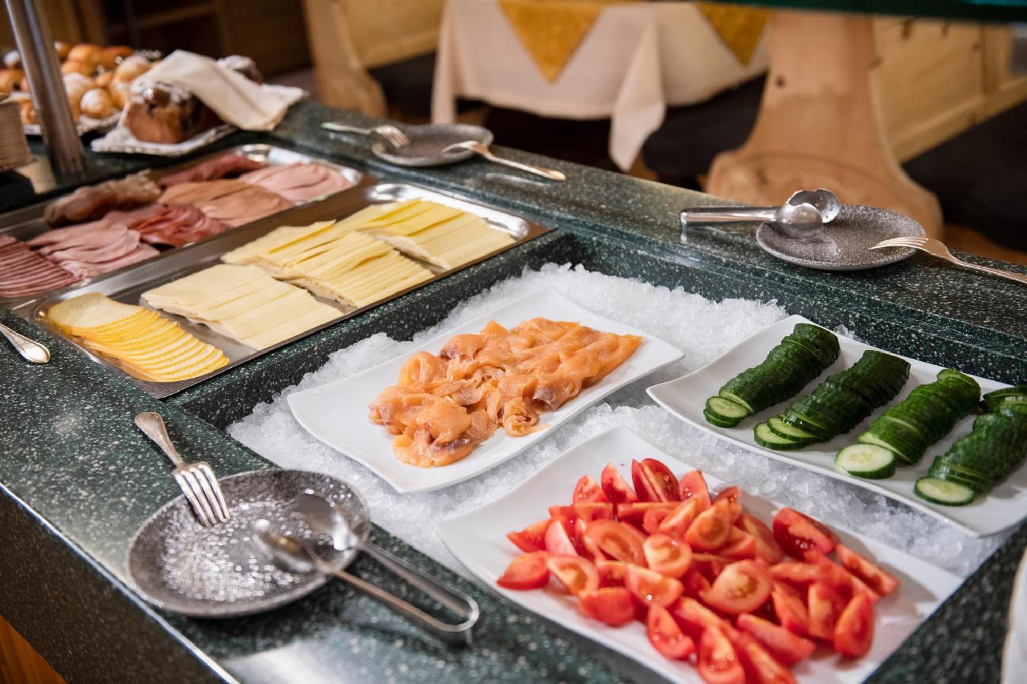 Hotel Goldener Adler - Im Sommer Silvretta Card Premium Inkludiert イシュグル エクステリア 写真