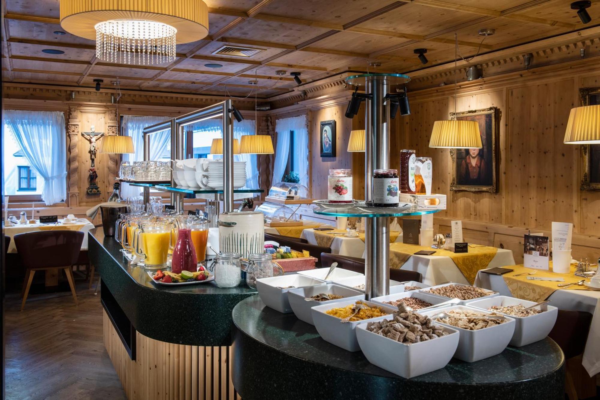 Hotel Goldener Adler - Im Sommer Silvretta Card Premium Inkludiert イシュグル エクステリア 写真
