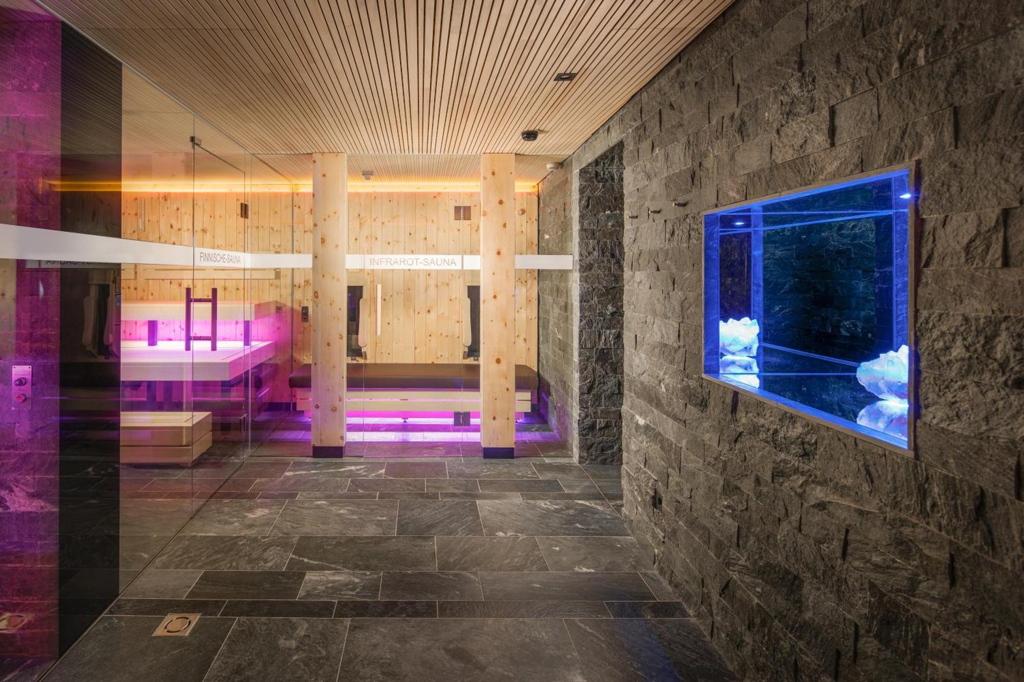 Hotel Goldener Adler - Im Sommer Silvretta Card Premium Inkludiert イシュグル エクステリア 写真