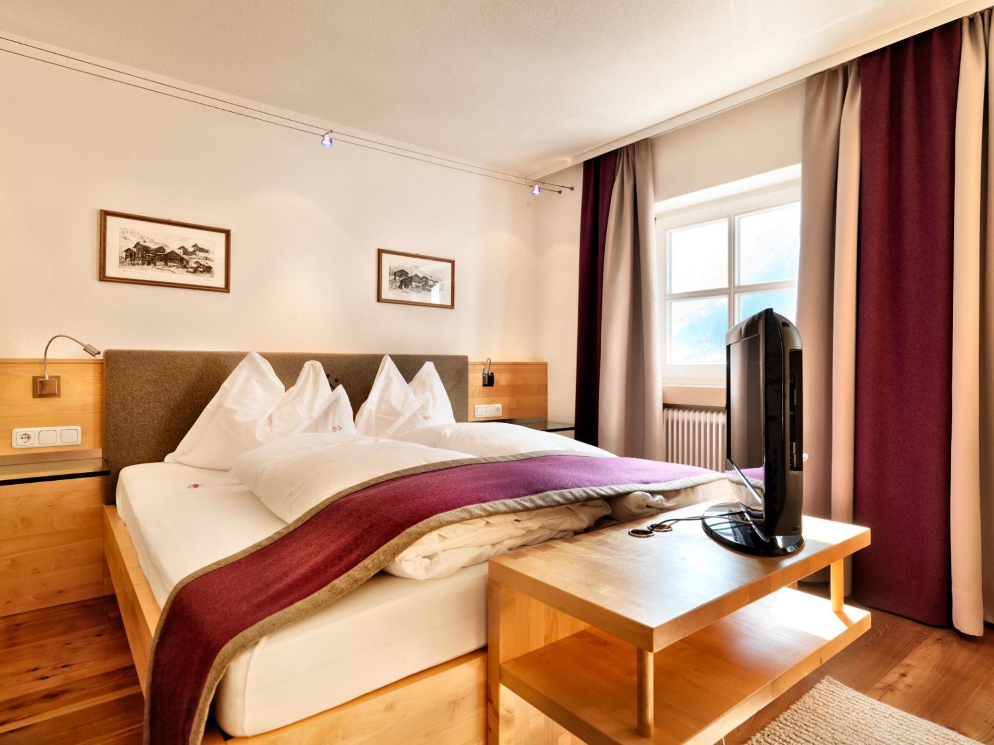 Hotel Goldener Adler - Im Sommer Silvretta Card Premium Inkludiert イシュグル エクステリア 写真
