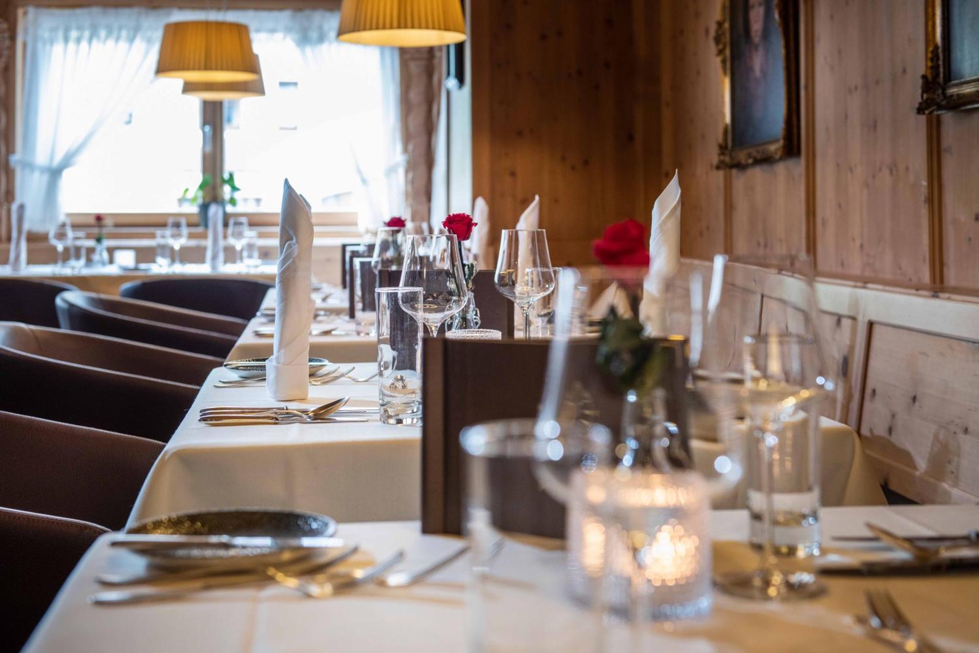 Hotel Goldener Adler - Im Sommer Silvretta Card Premium Inkludiert イシュグル エクステリア 写真
